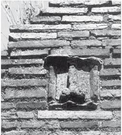 Табличка-оберег на стене дома в Помпеях