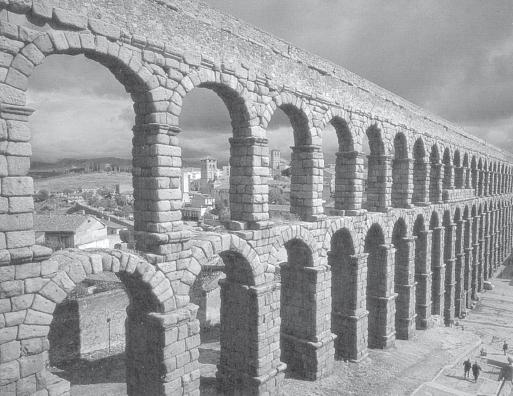 Римский акведук в Испании работает. Сеговия
