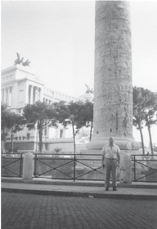 У колонны Траяна в Риме