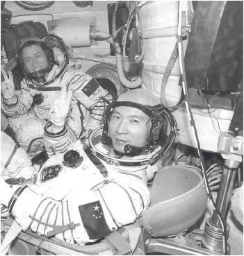 Первые китайские космонавты – Фэй Цзюньлун и Не Хайшэн