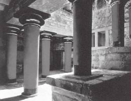 Красная колоннада дворца Миноса на Крите 