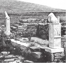 Руины фаллического храма на острове Делос