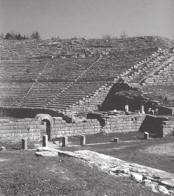 Развалины древнегреческого театра в Эпире