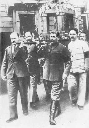 Сталин и члены Политбюро несут урну с прахом Горького