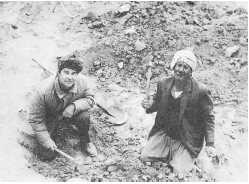 В. И. Гуляев на раскопках в Ираке