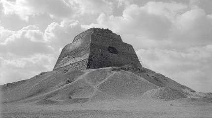 Вид на пирамиду в Медуме