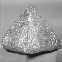 Маленькая пирамидка у гробницы богатого египтянина. Новое