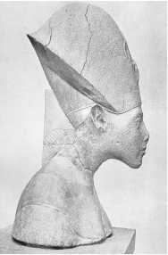 Бюст фараона Эхнатона из Лувра