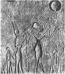 Эхнатон и Нефертити в сопровождении детей подносят цветы