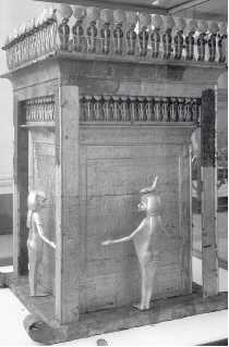 Богиня Исида, охраняющая позолоченный ковчег Тутанхамона