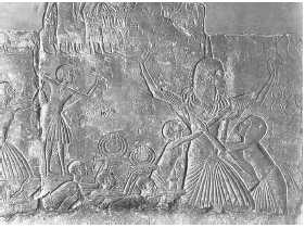 Генерал Хоремхеб получает в награду от Тутанхамона золотые