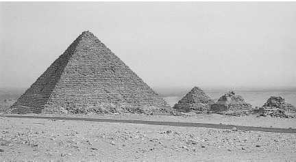 Пирамида Микерина и три пирамиды цариц