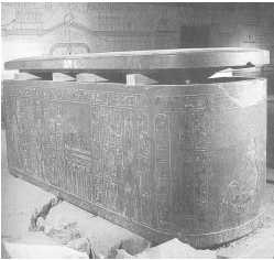 Камера гробницы фараона Тутмоса III со сценами и текстами