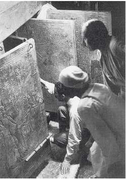 Г. Картер и его коллеги перед гробницей фараона Тутанхамона
